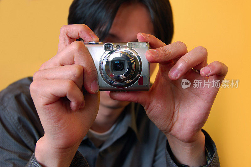 说Cheese: Asian man with Point and Shoot Camera